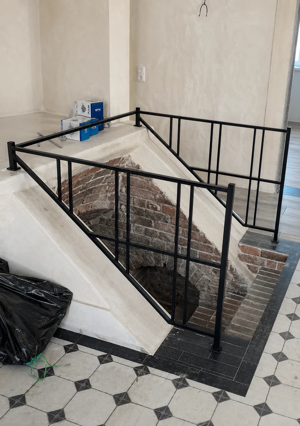 Balustrada metalowa przy schodach — kadr 1